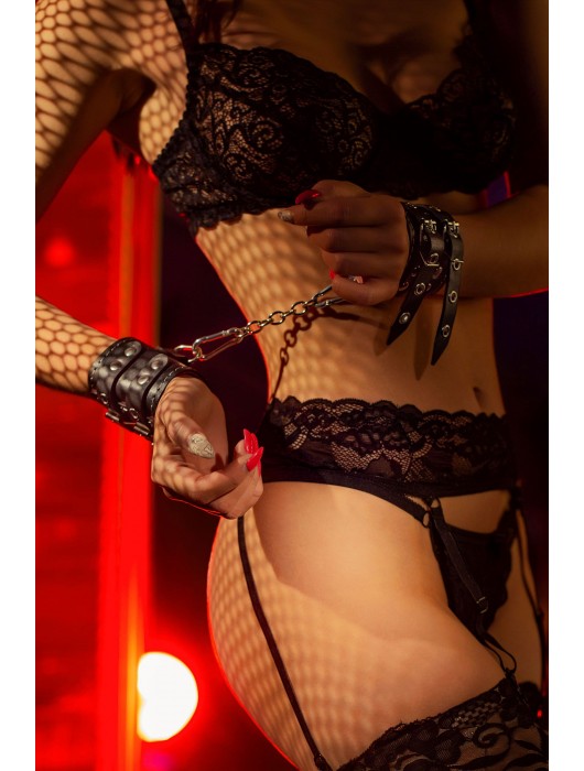 Черные кожаные наручники с двумя ремнями и красной подкладкой - Pecado - купить с доставкой в Бийске